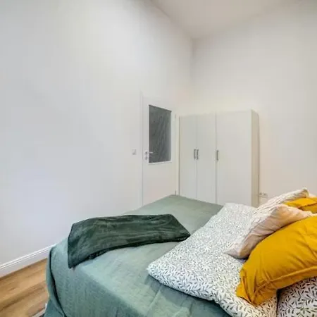 Dfive Aa At Oktogon Apartman *